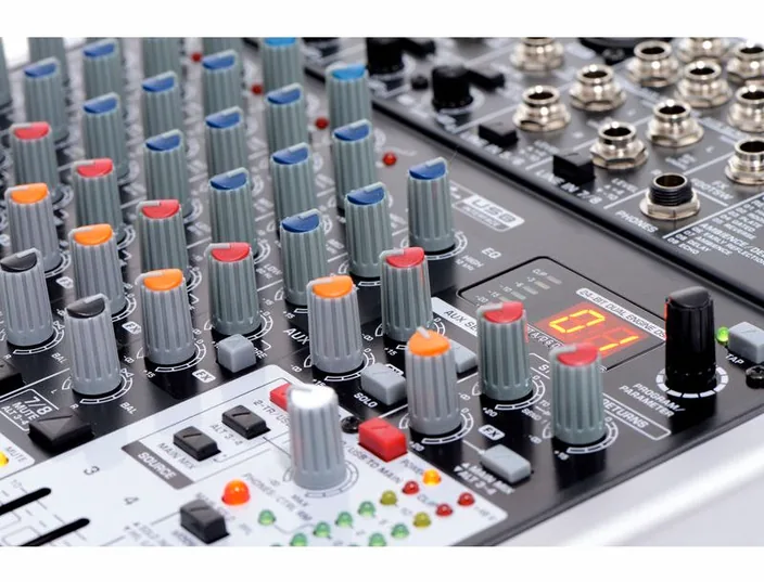 Behringer Xenyx X1204 USB, widok 4