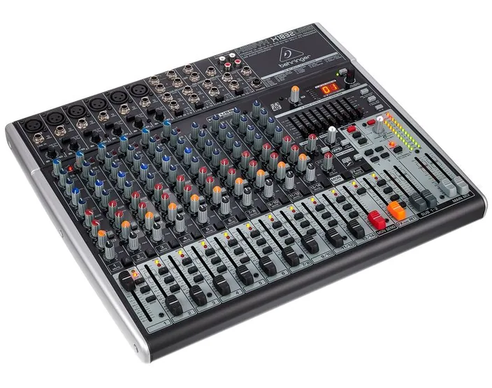 Behringer Xenyx X1832USB, widok 3