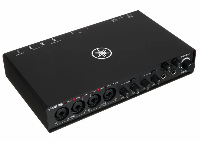 Yamaha URX44C, widok 3